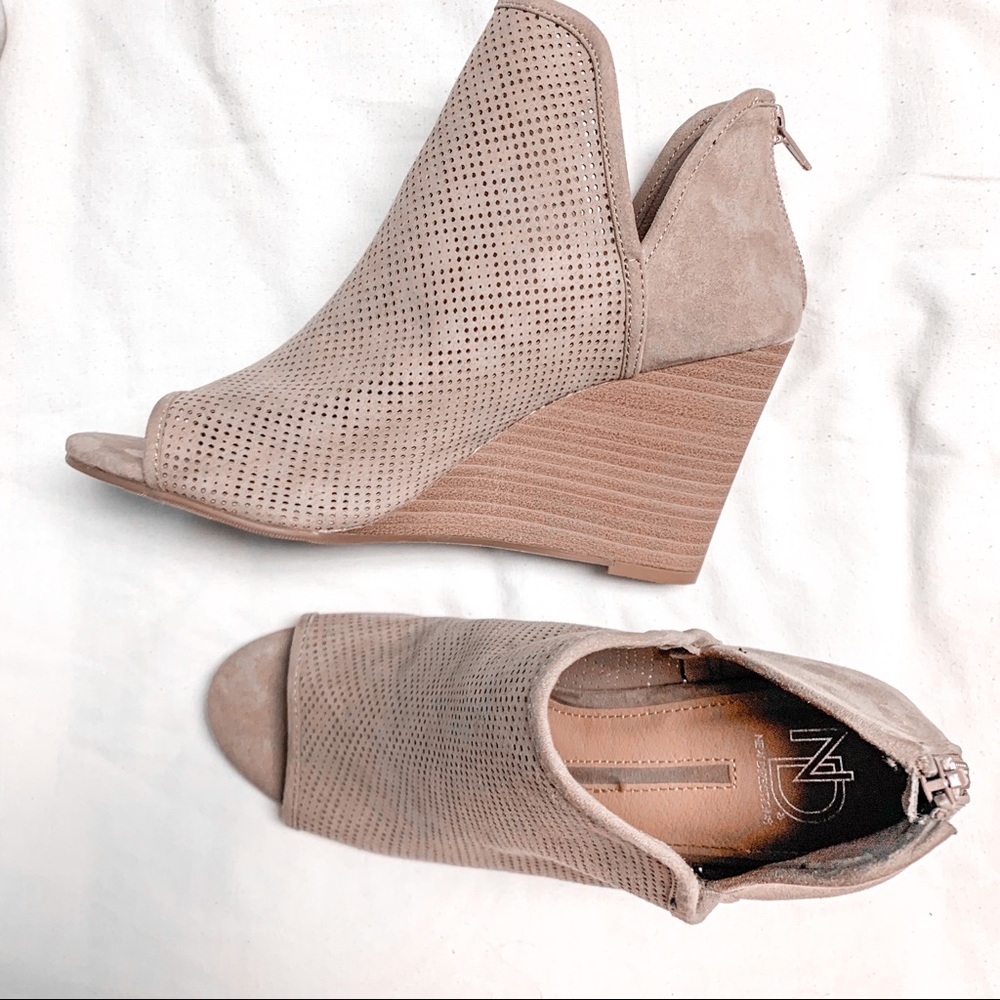NWOT New Directions Wedges
